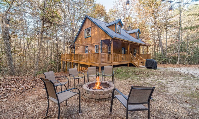 Helen Cabin | Private Log Cabin | 4BR 3BA | Pet Friendly | Hot Tub | Fire Pit | Sauna