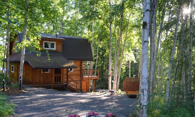 Fairbanks House | PRIVATE LOG HOME NESTLED AMONG THE BIRCH TREES