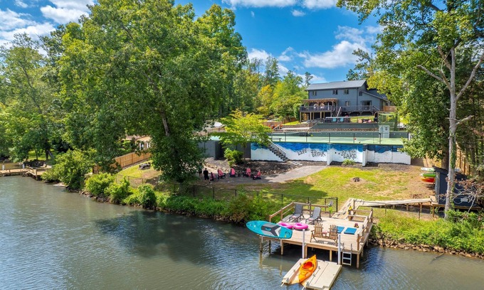 Greenville - Spartanburg House | Private Luxe Lakefront Mansion: Swimspa, Pickleball, Basketball, Kayaks+ More!
