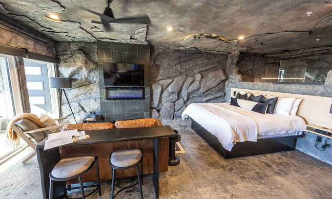 Branson Cabin | Private Luxury Cave | Expansive Lakeview
