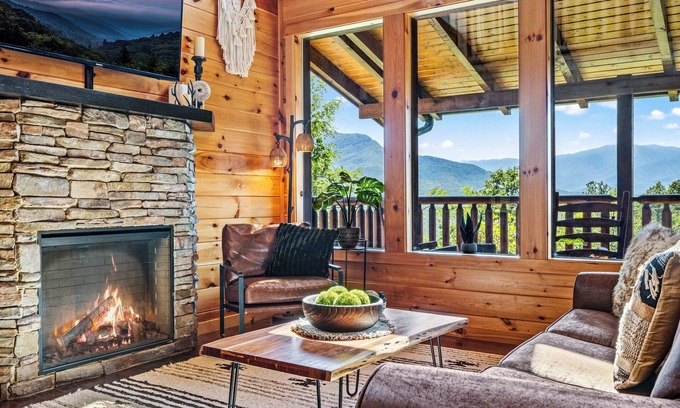 Gatlinburg - Pigeon Forge Cabin | 💕Private, Luxury Getaway! Amazing Mountain Views/Game Room/Theater Room/Hot Tub