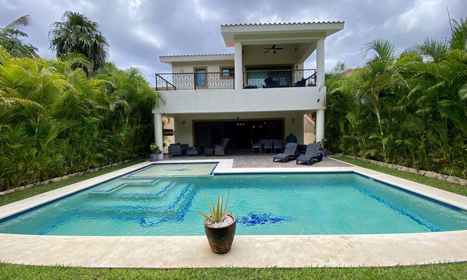 Puerto Aventuras Villa | Private luxury 4 bedroom villa with pool - walking distance to beach and marina!