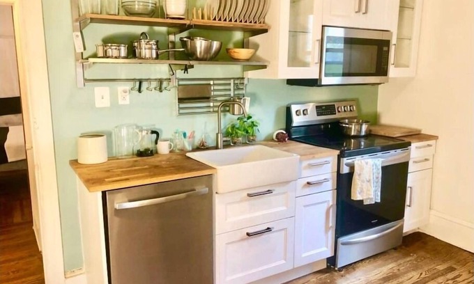Garden Court Apartment | Private Modern 1 Bedroom - Back Patio, near UPenn