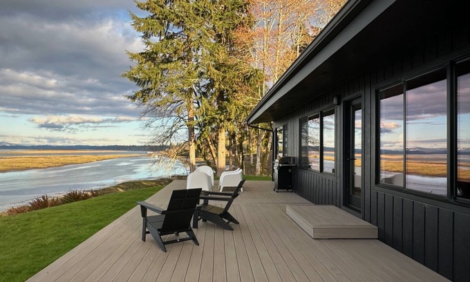 Astoria House | Private Modern Retreat with Stunning Riverfront Views!
