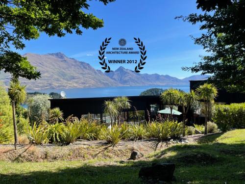 Queenstown City Centre Villa | Private, Modern, Views, HotTub, Walkable, Awarded