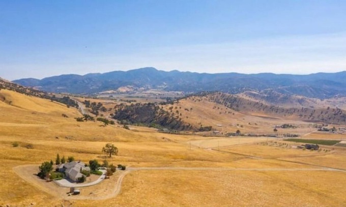 Tehachapi House | Private Mountain and Estate