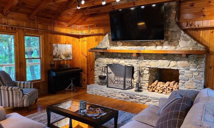 Cleveland Cabin | Private mountain cabin surrounded by Nat'l Forest! Visit wineries, hike the AT!