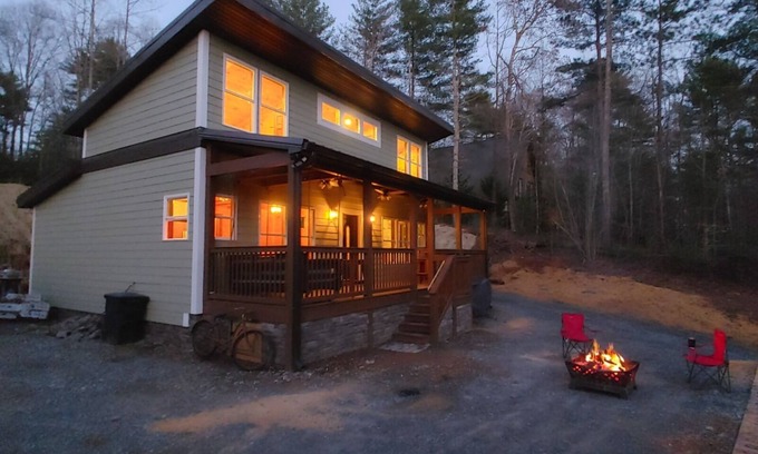 Ellijay Cabin | Private Mountain Oasis! Hot tub, Fire Pit & Games in Blue Ridge Mountains! Dogs!
