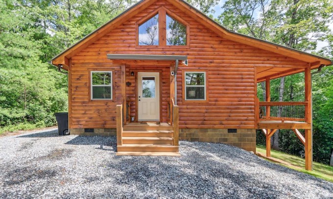 Murphy House | Private Murphy Cabin Rental with Wraparound Porch!