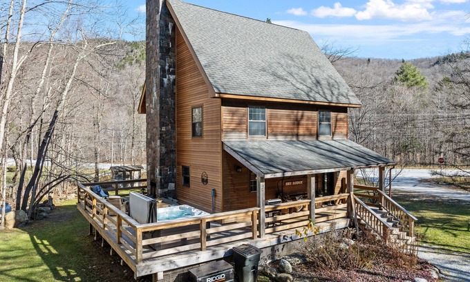 West Bridgewater House | Private, new home near Skyeship gondola with four fireplaces, washer/dryer, WiFi