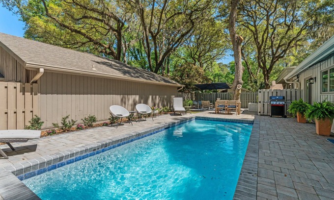 Lawton Woods House | Private Oasis with Pool ~ Pet Friendly ~ Fully Fenced Yard ~ 3 Pender Lane