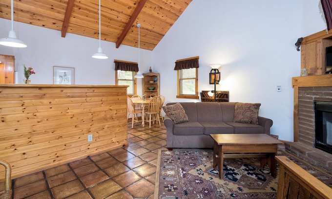 Ahwahnee Cottage | Private One-bedroom Cottage with Kitchen: Your Romantic Hideaway near Yosemite