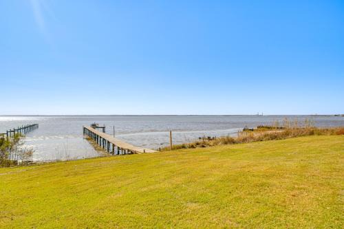 Florida Panhandle House | Private Patio and Hot Tub Bayside Home in Pace!