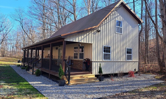 McArthur Cabin | Private pond, fishing, on-site hiking, hot tub and only 15 minutes to Ash Cave!