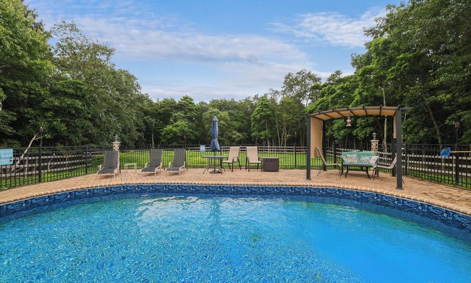 Albrightsville House | Private Pool, Hot Tub, Game Rm, Fire Pit, & Luxury 5 bedrms in gated community!