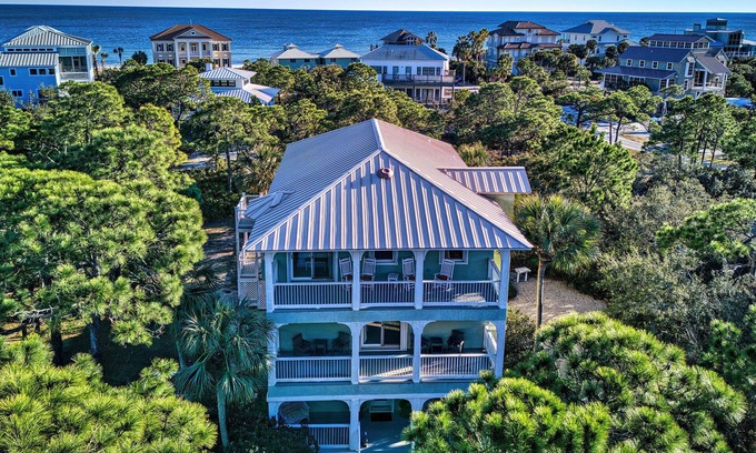 Plantation House | Private Pool, less than 5 minute walk to beach, Tennis and Pickleball Court!