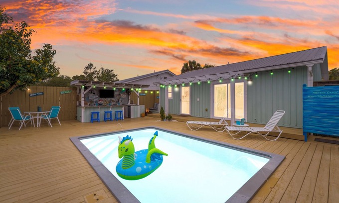Sunnyside House | Private Pool Backyard Oasis! Tiki Bar. 3 blocks to beach. Quiet West End by 30A!
