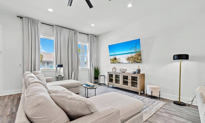 Bahama Beach House | 🌴Private Pool-Walk to Beach-Great Location-Evergreen Unit A☀️