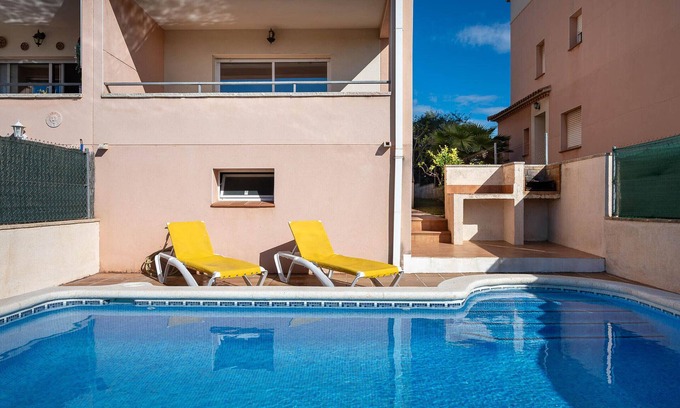 Creixell House | Private Pool Villa for 8 with Large Terrace, Wi-Fi, and A/C, 1km from Beach in Creixell