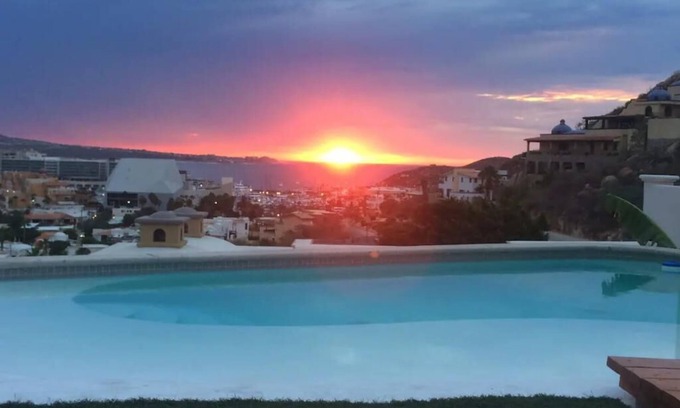Ildefonso Green Villa | Private, quiet King Master bed & bath,Pool, City & Marina view. Pedregal.