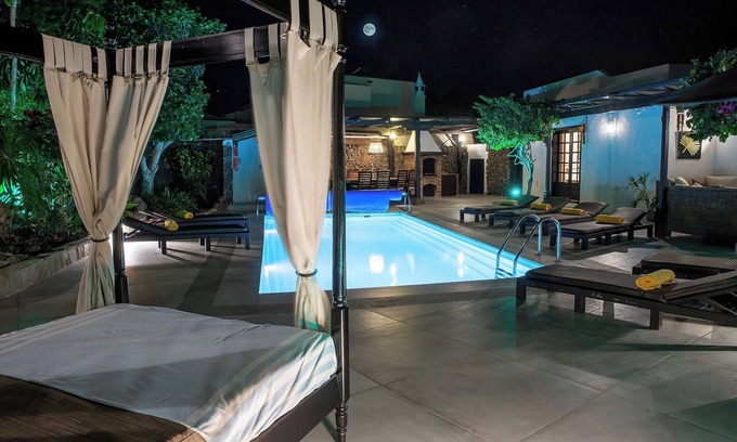 Los Mojones Villa | Private quiet villa with a short walk to beaches, restaurants, bars and shops.