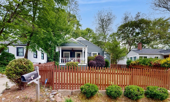 Westside House | Private retreat in the heart of the city with luxe furnishings and central AC