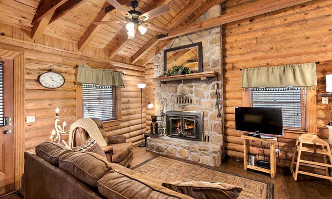 Branson Theater District Cabin | Private Retreat! King Bed, Whirlpool Tub, Large Deck, Resort Amenities! | 154