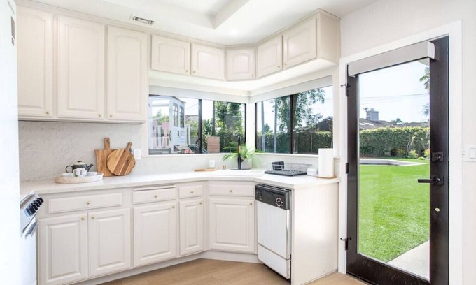 Harbor House | Private, Retreat on the Golf Course -Walk to shops