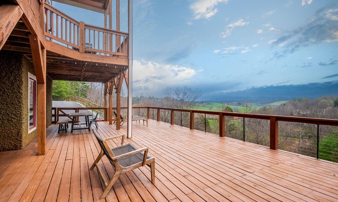 Leicester House | Private Retreat w/Hot Tub, Amazing Views, Game Room | Silver Spoon by AvantStay