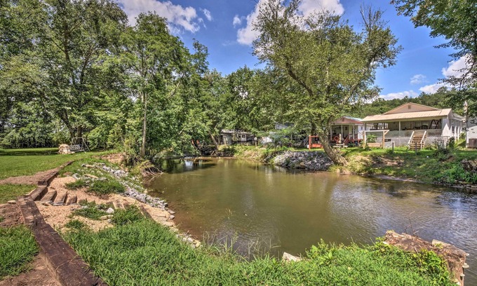 Hiawassee Apartment | Private Riverside Studio - Hot Tub, King BD, Near Wedding Venue