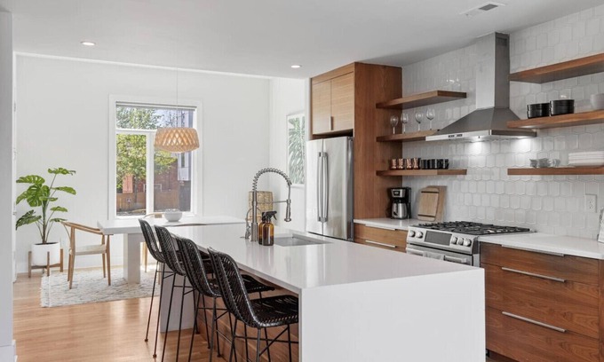 East End House | Private Rooftop, Garage - Walk to Restaurants, Shops & Coffee