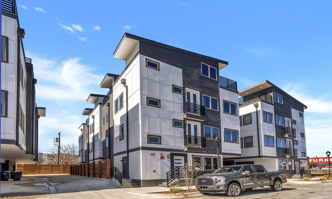 Fort Worth House | Private Rooftop Patio+4 Story Home w/Peloton Bike in Downtown Fort Worth