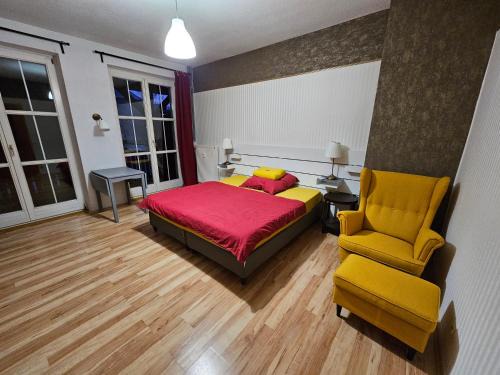 Pirna House | Private room in our home with free VVO ticket & cats