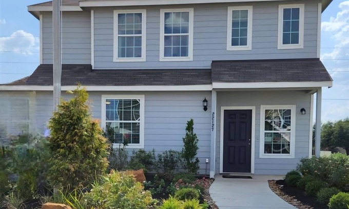 Westfield House | Private Room Near IAH - Full Kitchen, Yard & Grill
