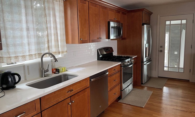 Everett House | Private room/shared 2 bathroom/full equipped kitchen/Free Parking/Close to T