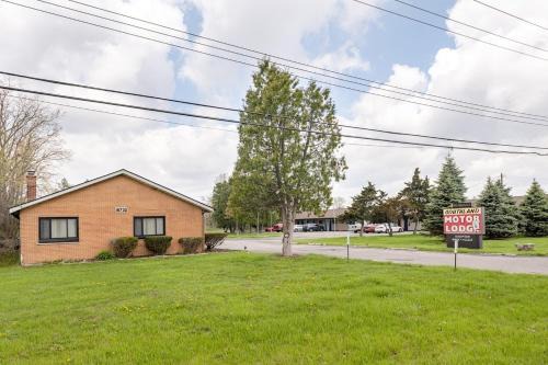 Riverview Apartment | Private Room w Bath Kitchen Access in Brownstown