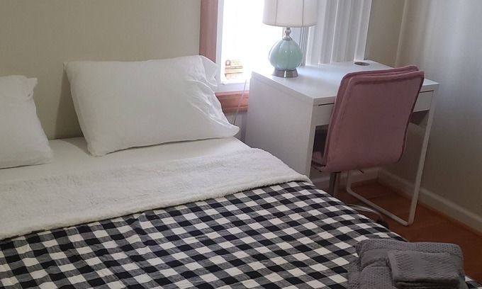 Roselle House | Private room with a bathroom and kitchen shared