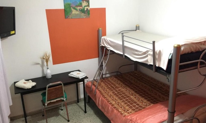 Leon House | Private room with air conditioning in Downtown Office Parking