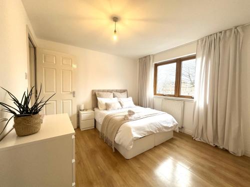 Rutherglen House | Private room with en-suite and parking in shared flat