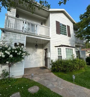 Burbank House | Private room with private bathroom in house - Mini Mansion