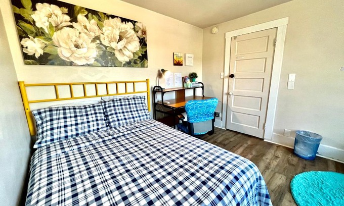 Rainier Valley House | Private Room with Shared Bathrooms 10 Minutes To SeaTac Airport