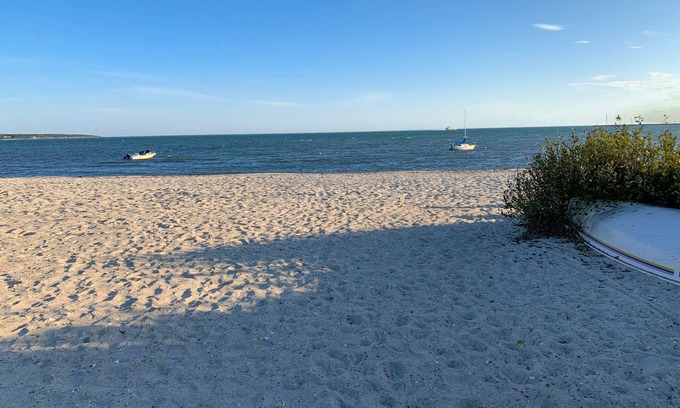 Hyannis House | ✸Private Sandy Beach✸ Nantucket Sound-2 Min Walk! Kayak & SUP, Near Harbor &Town