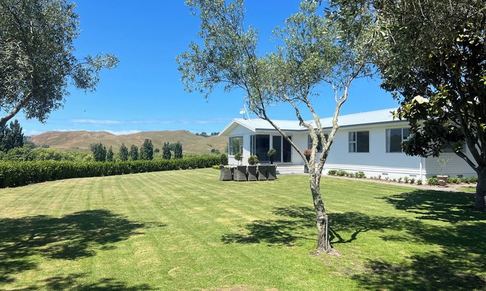 Havelock North House | Private setting with vineyard outlook yet only moments from the Village.