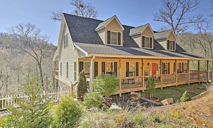 Franklin House | Private Smoky Mountain Home w/Porch & Peak Views!