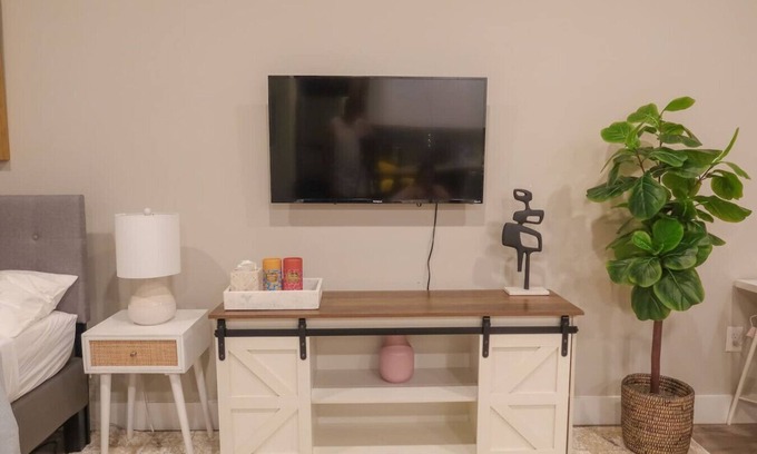 Constable Hook Apartment | Private Studio 5 minutes to the NYC train