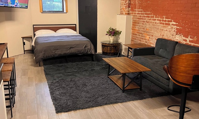 Midtown Apartment | Private Studio Apartment 2 Blocks from all arenas! Event Parking Included