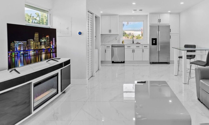 Beachway Estates House | Private Studio in Glamorous Pool Villa