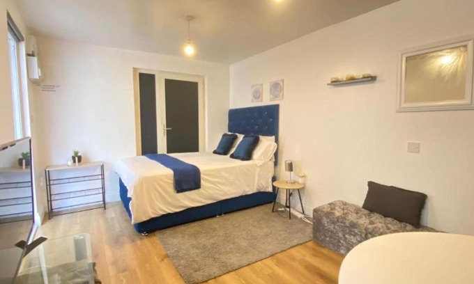 Harlington Apartment | Private Studio Outhouse near Heathrow- Free Parking