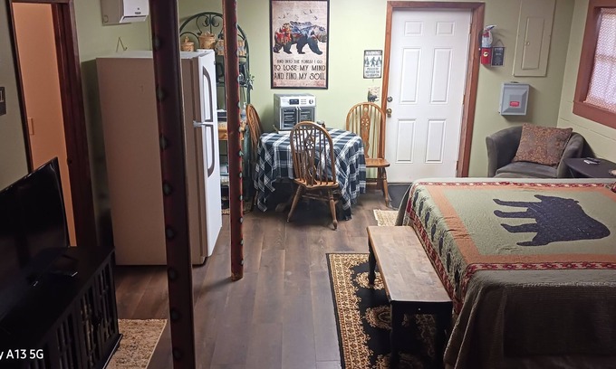 Newland House | Private Studio w/Bath, Laundry, Cooking, River Access, Storage, Large Dogs OK.