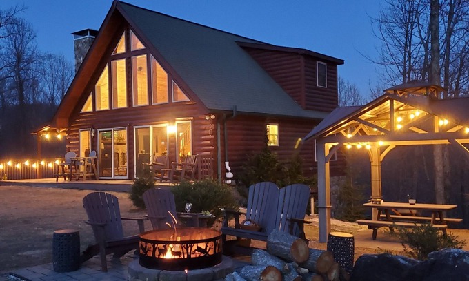 Marion Cabin | Private STUNNING MTN VIEWS WIFI 6 ACRES Jetted tub 15 min-Lake James EV Charger